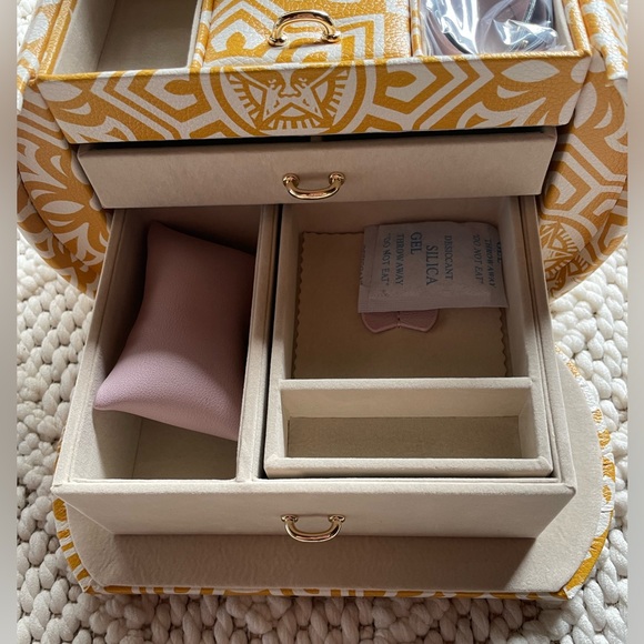 Vlando | Pink Yellow Faux Leather Jewelry Case - Picture 12 of 16